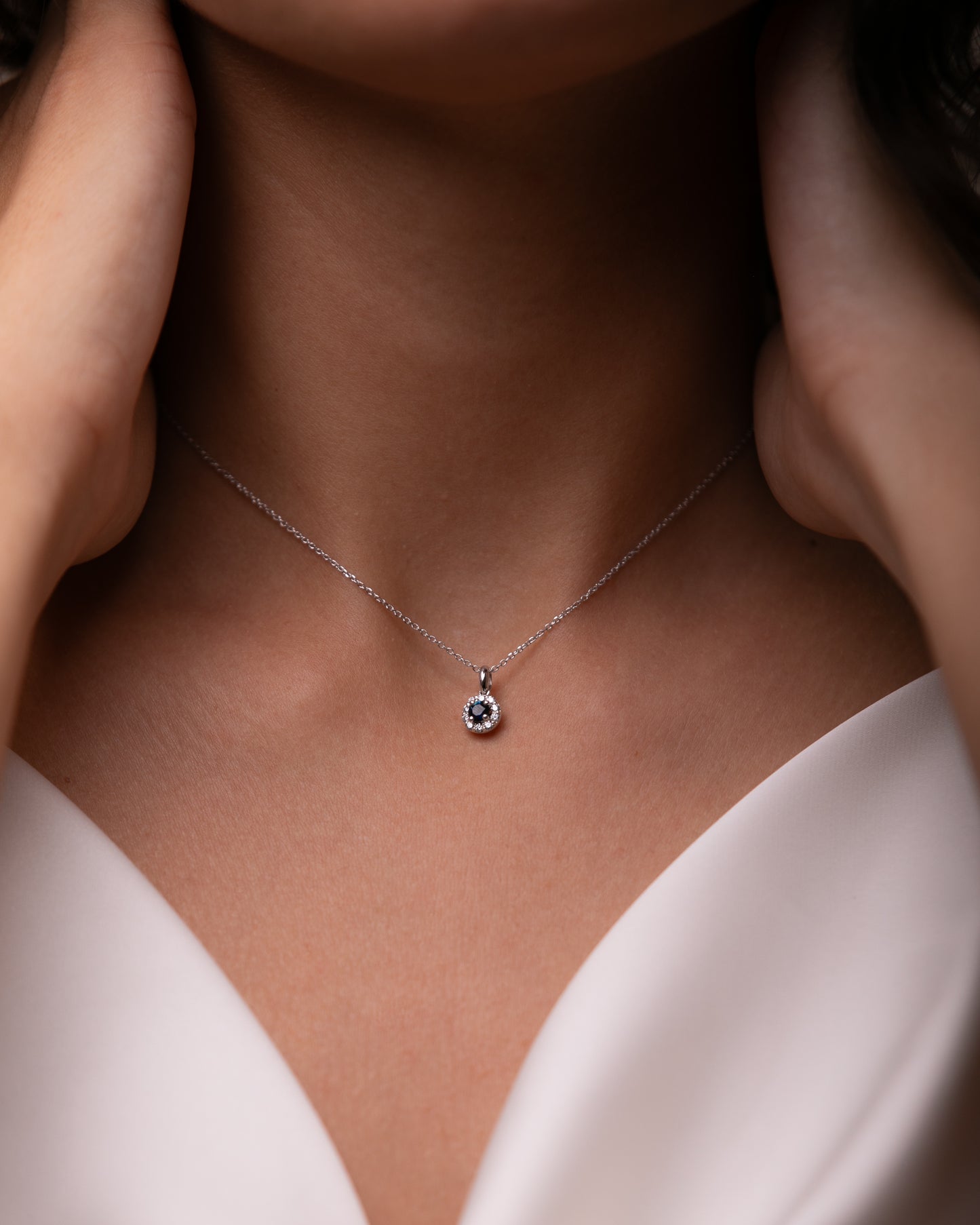 COLLANA ORO BIANCO CON ZAFFIRO E DIAMANTI
