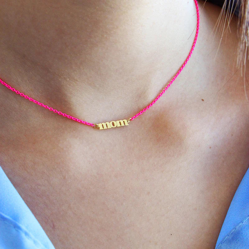 GIROCOLLO SMALTO FUCSIA FLUO E SCRITTA "MOM" ORO - Tangredi Gioielleria