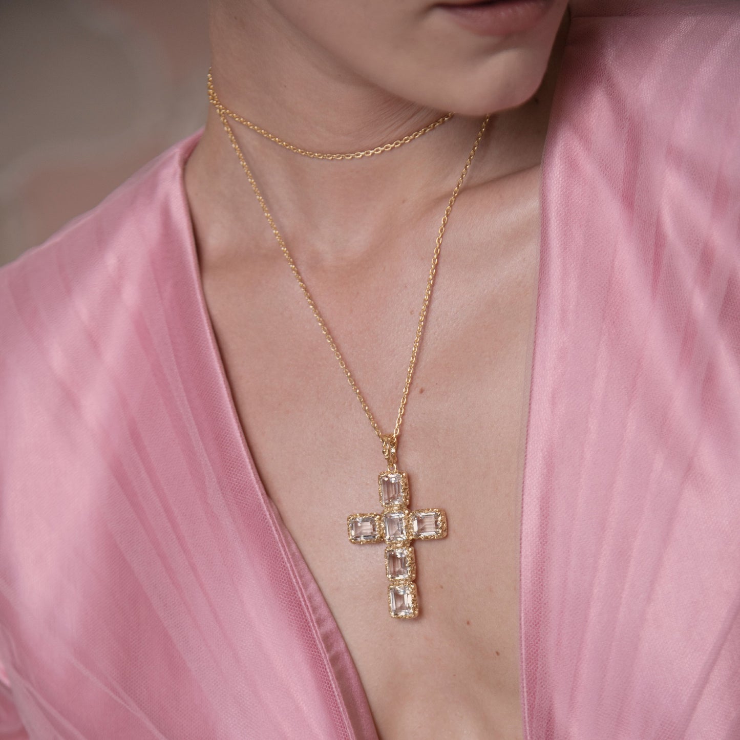 COLLANA CROCE DORATA CON CRISTALLI DI ROCCA