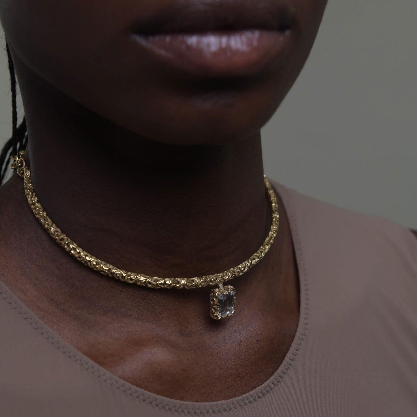 COLLANA CHOKER DORATA CON CRISTALLO DI ROCCA