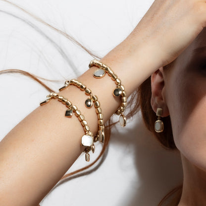 BRACCIALE CUBETTI SABBIATI E CHARMS IN MADREPERLA