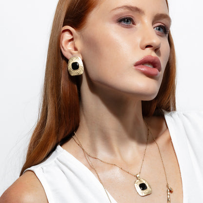 COLLANA CON PASTRA VITREA NERA QUADRATA