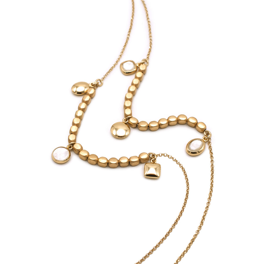 COLLANA LUNGA CUBETTI SABBIATI E CHARMS IN MADREPERLA - Tangredi Gioielleria