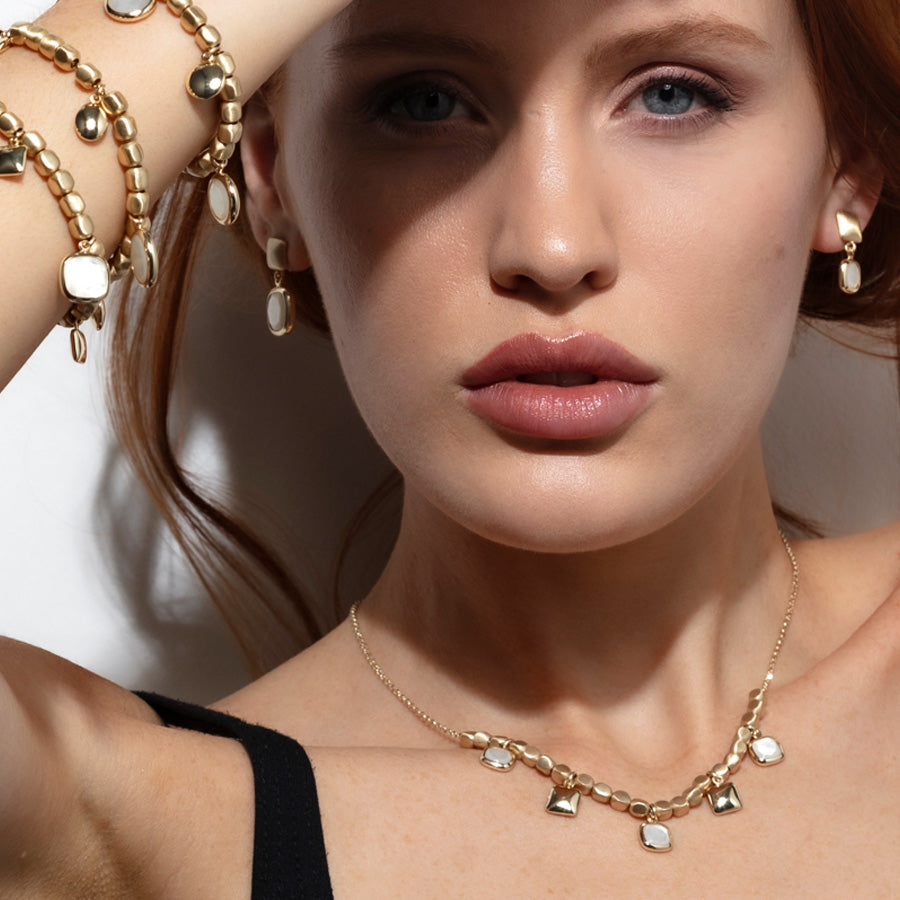 COLLANA CUBETTI SABBIATI E CHARMS IN MADREPERLA