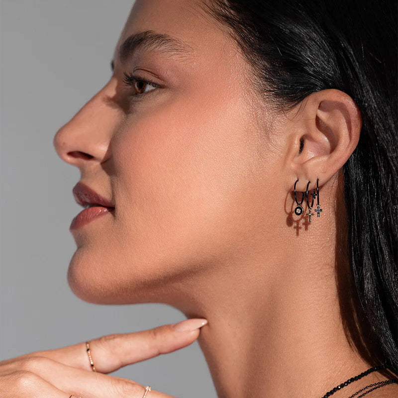 ORECCHINO HOOP SMALTO NERO CON CROCE ORO E DIAMANTI NERI - Tangredi Gioielleria